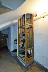 <p>De spijzenlift in het rechterdeel, geplaatst in 1907. Het liftje staat op de gang van het souterrain en brengt het diner direct naar de kleine eetkamer op de beletage.</p>
